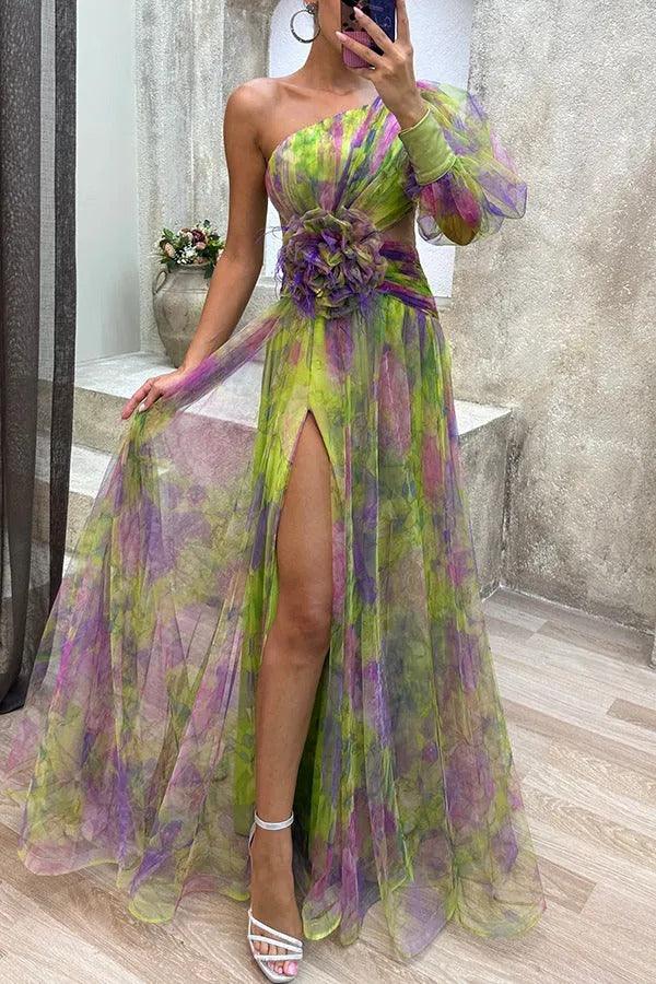Wunderschönes Maxikleid aus Tüll mit Blumenmuster, Falten und One-Shoulder-Ärmeln mit Schlitz