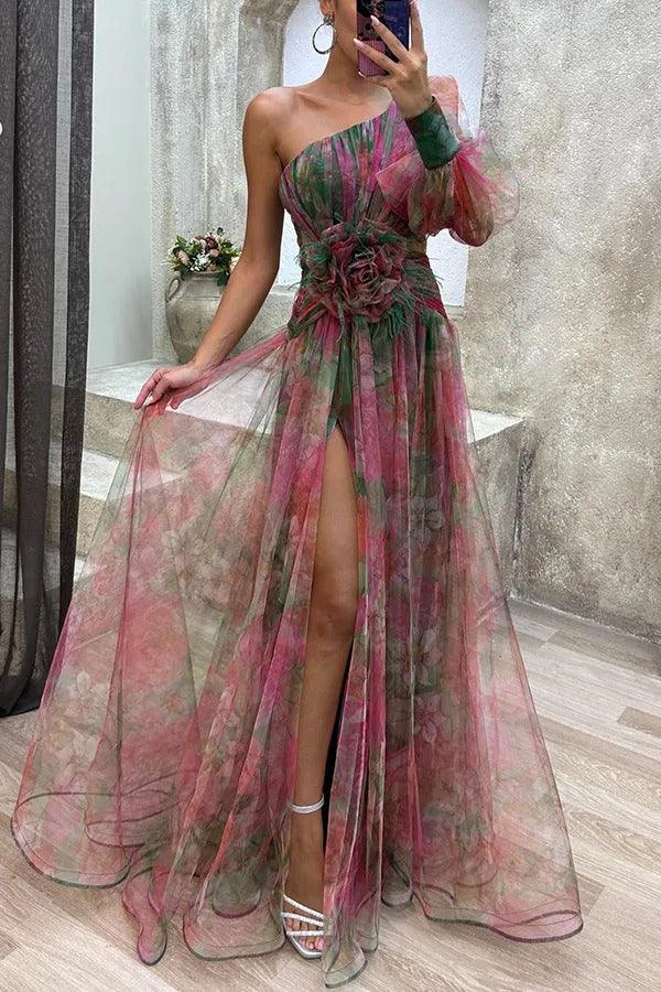 Wunderschönes Maxikleid aus Tüll mit Blumenmuster, Falten und One-Shoulder-Ärmeln mit Schlitz